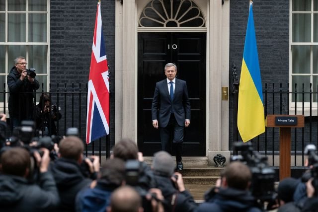 Zelensky Embraces Starmer as He Arrives at No 10 Ahead of Ukraine Talks